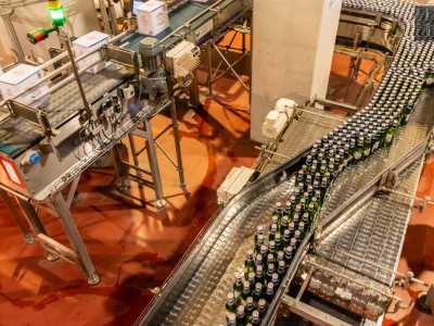�Ne produciamo circa 50.000 all�ora � ci spiega la direttrice -. Una macchina rotante lava le bottiglie all�interno, dopo vengono riempite di birra sigillate e pastorizzate per garantirne la conservazione e sicurezza alimentare�